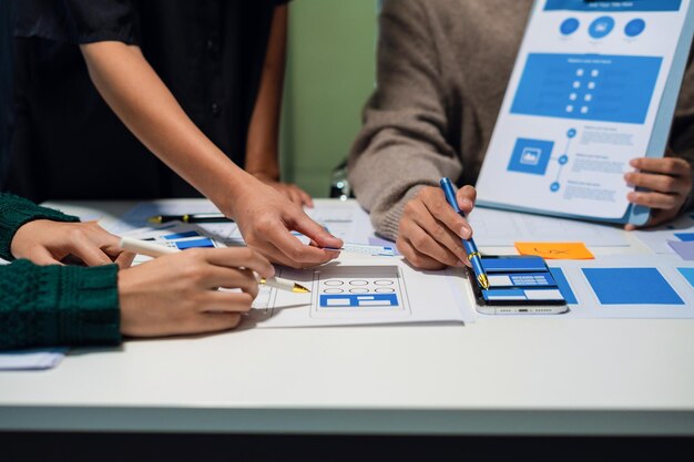 UX 개발자와 UI 디자이너가 모바일 앱 인터페이스 와이어 프레임 디자인과 고객 브레이프 및 컬러 코드 사용자 경험 개념에 대한 브레인 스토밍