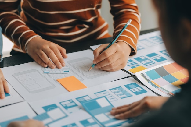 ux grafisch ontwerper creatieve schets planning applicatie procesontwikkeling prototype wireframe voor web mobiele telefoon gebruikerservaring concept