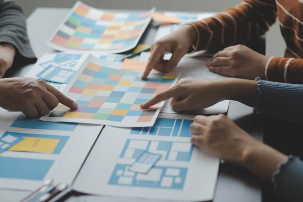 Ux Grafisch ontwerper creatieve schets planning applicatieproces ontwikkeling prototype wireframe voor web mobiele telefoon Gebruikerservaring concept