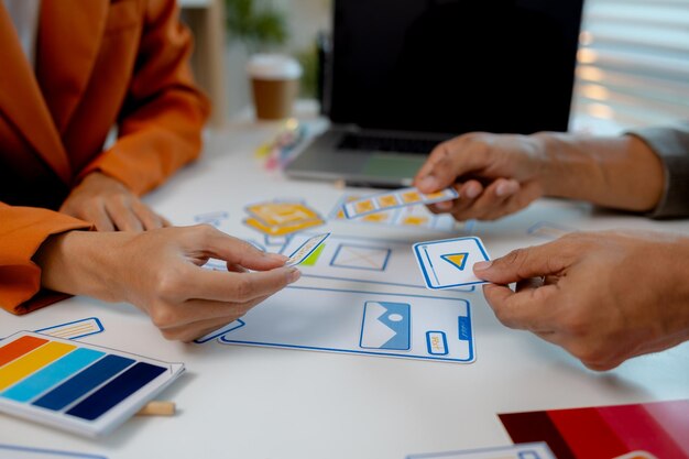 用户体验图形设计师规划应用流程开发原型软件开发团队复制空间合作 UX开发人员和 UI 设计团队分析移动应用程序界面