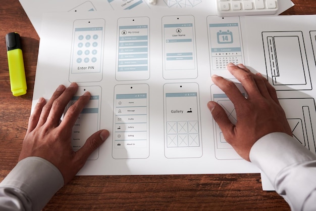 Foto ux-ontwerper die mockups controleert van de mobiele applicatie-interface die hij heeft gemaakt