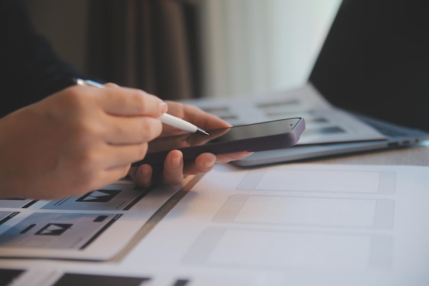 UX-ontwerpproces voor modische mobiele applicaties en websites Creatief prototype van wireframe voor professionele app-ontwikkelaar