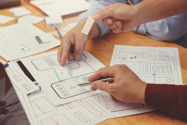 Concetto di interfaccia utente ux i grafici lavorano insieme al modello di layout dell'applicazione di pianificazione del progettista dell'interfaccia utente ux per il computer mobile effetto vintage