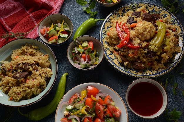 Узбекская кухня (еда) плов (плов), салат ачичук (ачучук). Баранина, рис, морковь, масло растительное, изюм, лук, куркума, черный перец, тмин.