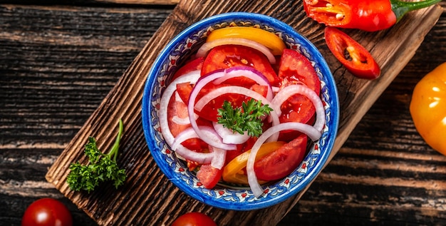 ウズベキスタンの国民的トマト サラダ アチチュク フレッシュ トマトと玉ねぎとハーブ 食品レシピの背景 クローズ アップ