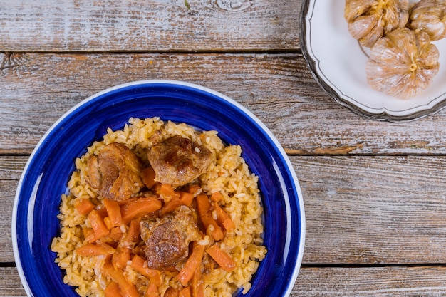 Piatto pilaf uzbeco con carne e carota piccanti