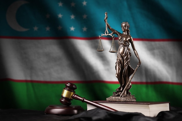 Флаг узбекистана со статуей конституции леди правосудия и судейским молотком по концепции черной драпировки o