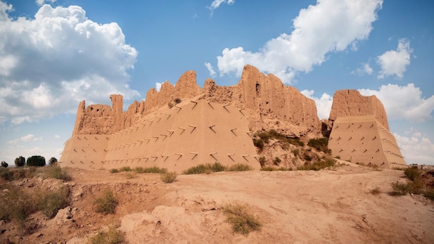 우즈베키스탄 Kyzyl-Kala는 고대 역사의 Kushan-Afrigid 시대의 고대 Khorezm의 12 세기의 독특한 건축 기념물입니다. 징기스칸 침공 전까지 존재했다.