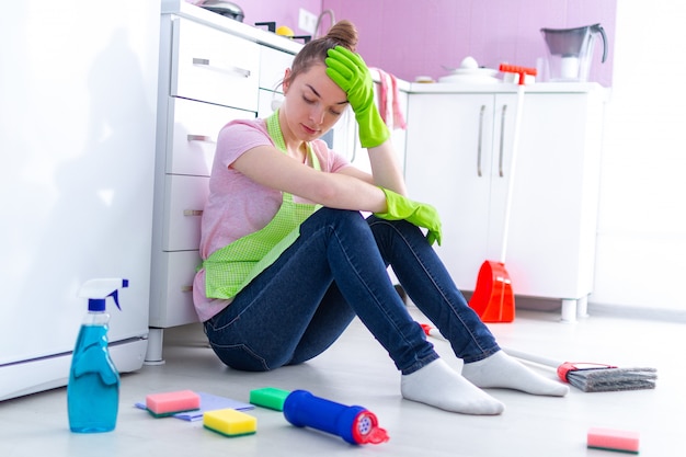 V-moe overwerkte schoonmaakster die lijdt aan huishoudelijke vermoeidheid en thuis rust in de keuken