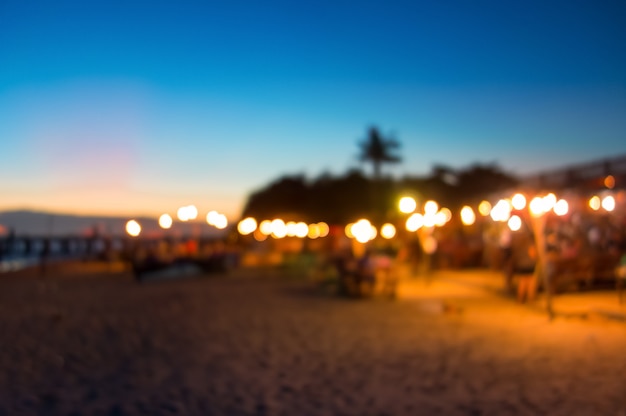 Vaag zeevruchtenrestaurant bij het strand met mooie zonsonderganghemel als achtergrond