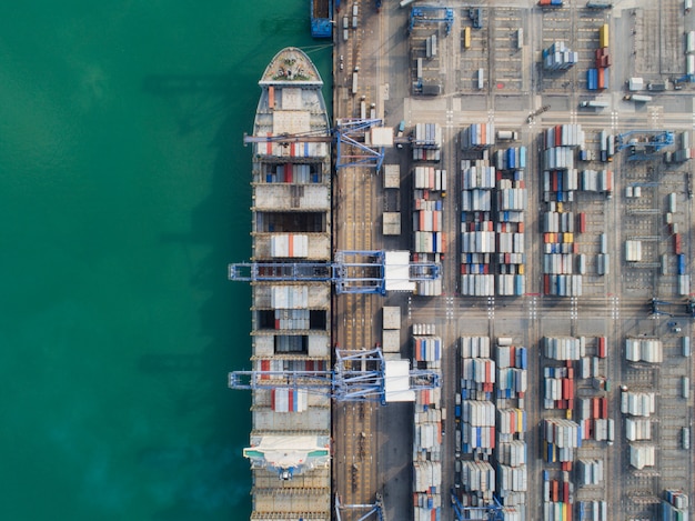 Vaartuig en container doos in zeehaven van bovenaanzicht