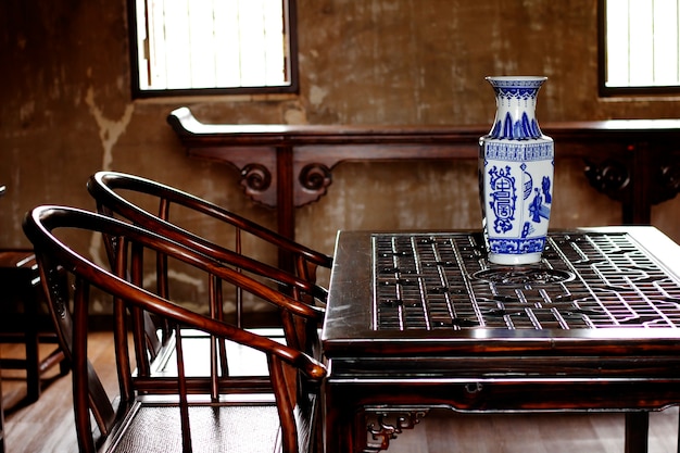 Foto vaas, chinaware staat op een tafel in chinese stijl.