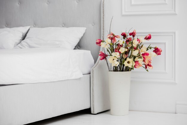 Vaas met bloemen in de slaapkamer