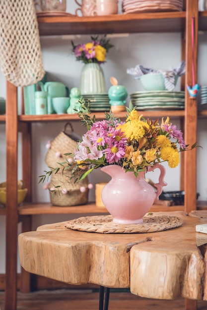 Vaas met bloemen op een houten tafel in de woonkamer