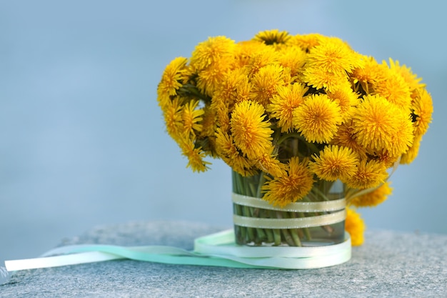 Vaas met boeket paardebloemen