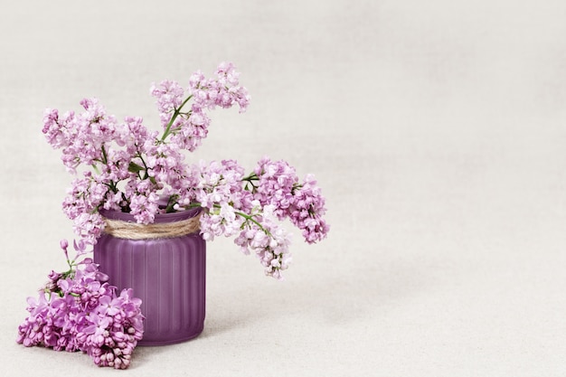 Vaas met boeket van lila bloemen