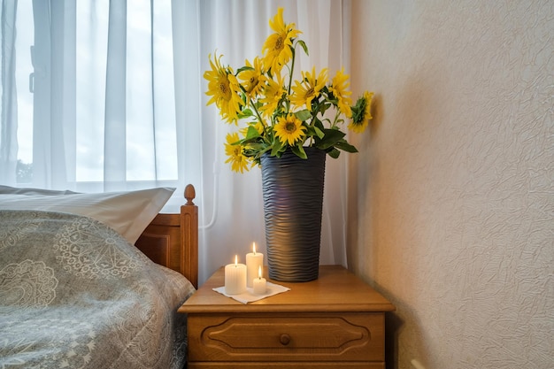Vaas met een boeket bloemen in het interieur