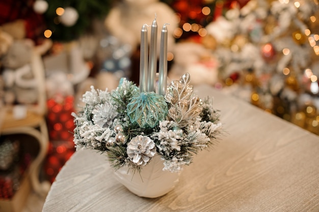 Vaas met kerstdecor samenstelling van bloemen en kaarsen