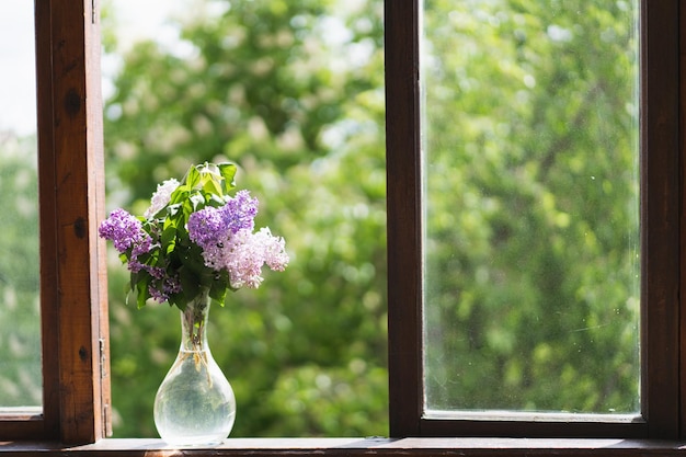 Vaas met lentebloemen lila op een houten raam Gezellig lenteconcept