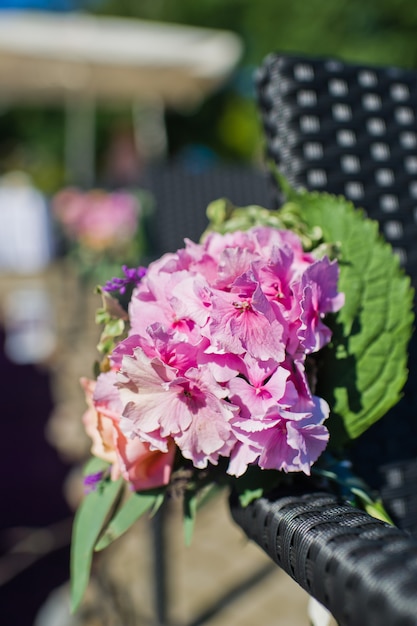 Vaas versierd met verse bloemen op het bruiloftsbanket.