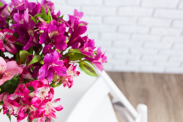 Vaas vol met kleurrijke bloemen op tafel