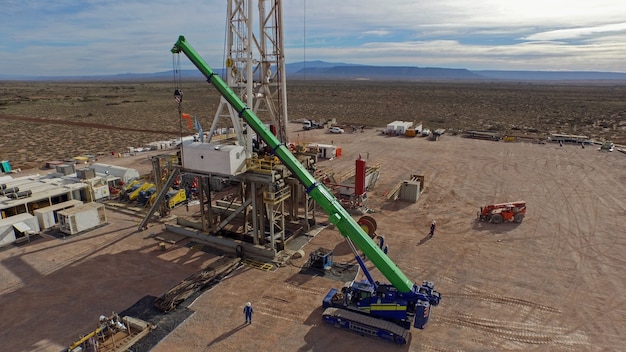 Vaca muerta, argentina, 25 dicembre 2015: estrazione di olio non convenzionale. batteria di autopompe per fratturazione idraulica (fracking).