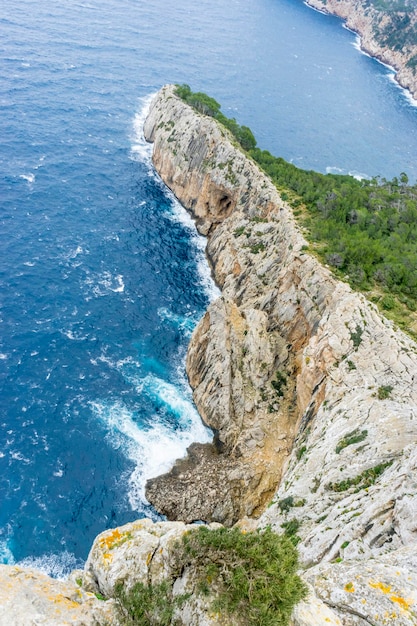 休暇、スペインのマヨルカ島のケープフォーメンター。地中海沿いの断崖