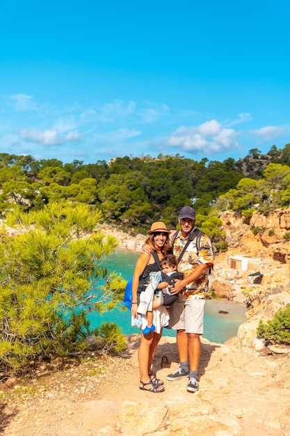 Foto concetto di vacanza una famiglia con il figlio a playa salada e saladeta sulla costa di ibiza baleari