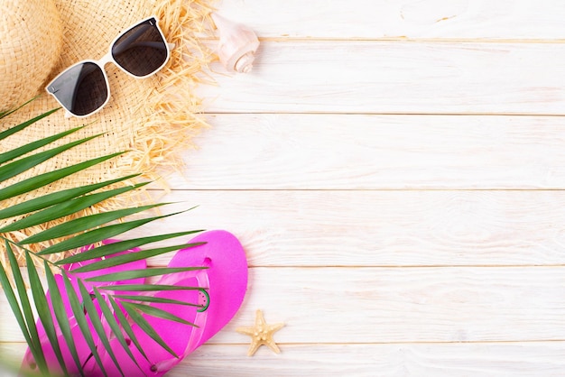 Планирование отдыха путешествия простой фон соломенной шляпы солнцезащитные очки пальмовые листья флип-флопсы