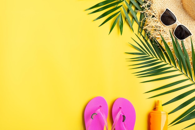 Photo vacation travel planning simple theme of straw hat sunglasses flip flops and palm leaves on uniform