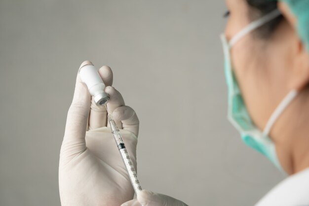 Vaccin en injectiespuit voor preventie, immunisatie en behandeling