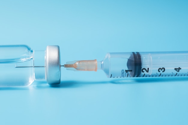 Vaccin flacon dosis met shot drug naald spuit in ziekenhuis laboratorium. Medisch, gezondheids-, vaccinatie- en immunisatieconcept