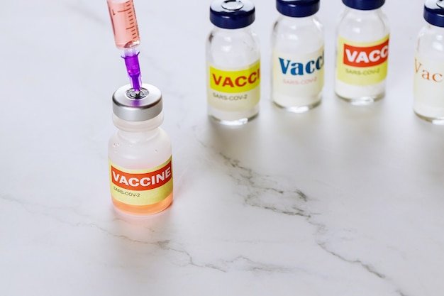 Vaccin fles en spuit voor strijd injectie coronavirus covid-19 Sars-cov-2