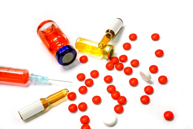 Vaccin in plastic spuit en injectieflaconampullen met geneesmiddelen voor genezing op witte achtergrond