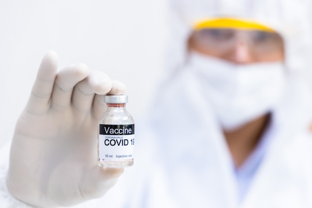 Vaccin tegen het coronavirus in handen van de mens