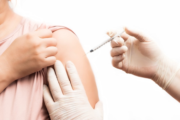 Foto vaccinatie, immunisatie, ziektepreventieconcept. verpleegkundige of medische professional die antivirale injectie toedient aan patiënt in arm