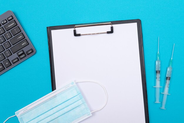 Vaccinatie of hervaccinatieconcept twee medische spuit op de blauwe tafel