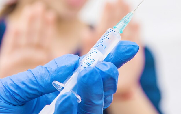 Vaccinatie van kinderen. Een injectie. Selectieve aandacht.