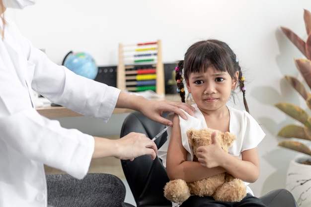 Vaccinatie van kinderen Een injectie Selectieve focus