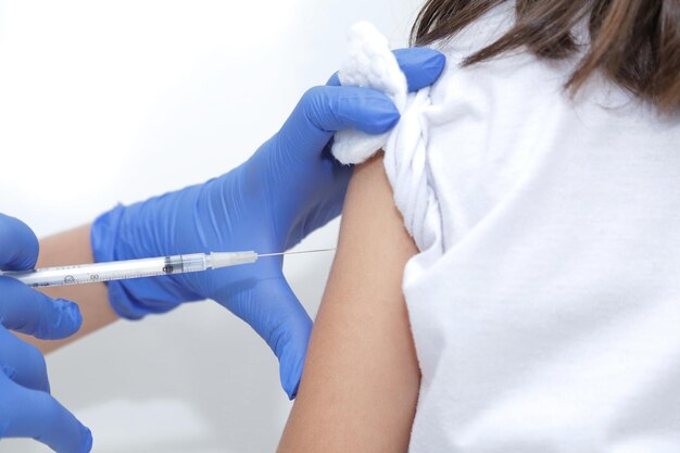 Vaccinatie van kinderen tegen covid 19 pandemie treft de wereld