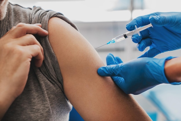 Vaccinatie van senior persoon in ziekenhuis