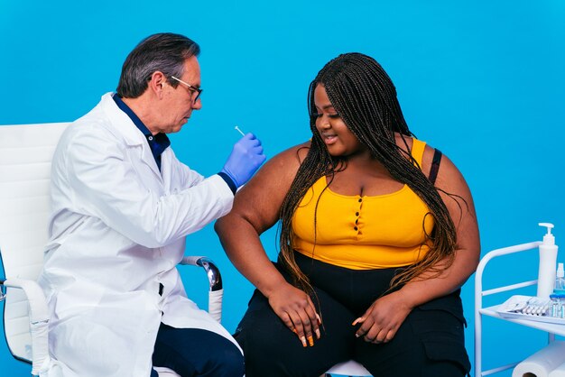 Vaccinatiecampagne tegen covid19 coronavirus in een kliniek