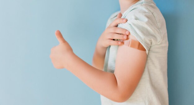 Vaccinatieconcept Jongen op blauwe achtergrond