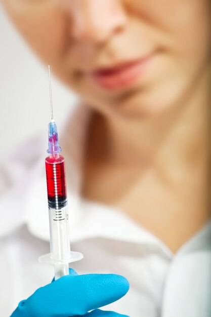 Vaccinatieconcept verpleegster met spuit