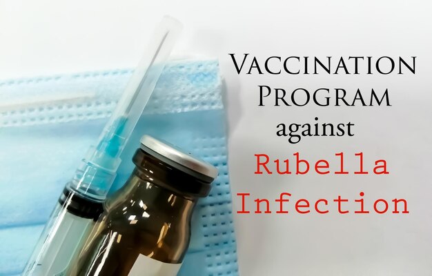 Foto vaccinatieprogramma voor rubella-infectietekst geïsoleerd met muskusflacon en spuit