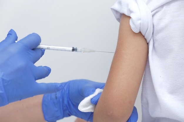 전 세계를 강타한 코로나19 팬데믹에 대한 어린이 예방접종