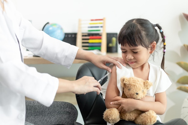 Vaccinazione dei bambini un'iniezione focus selettivo