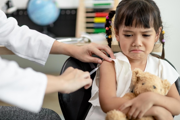 Vaccinazione dei bambini un'iniezione focus selettivo