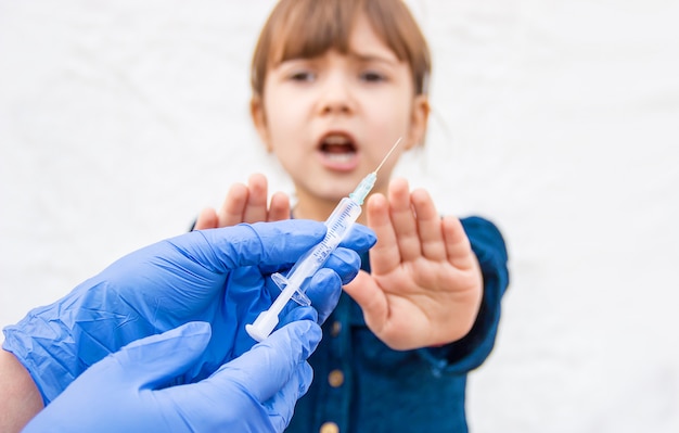 Foto vaccinazione dei bambini. un'iniezione. messa a fuoco selettiva