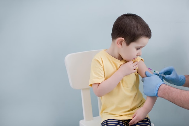 クリニックでの子供との予防接種の概念